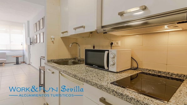 Frigorífico, microondas, cafetera o tetera y tostadora