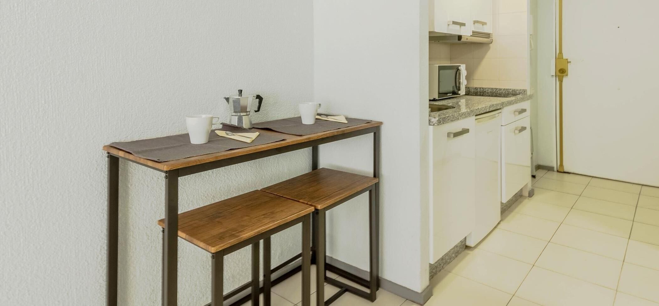 Een koelkast, een microgolfoven, een koffiezetapparaat/waterkoker