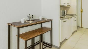 Een koelkast, een microgolfoven, een koffiezetapparaat/waterkoker