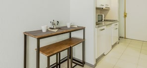 Frigorífico, microondas, cafetera o tetera y tostadora