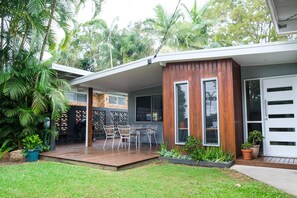 Outdoor dining - Coolum Beach | Family living with Pool (Coolum Beach)