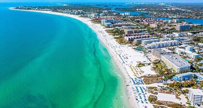 Private Gated Beach & Heated Pool: Modern Siesta Key Cottage at Beach Club