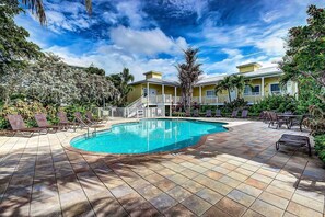 A heated pool - Private Gated Beach & Heated Pool: Modern Siesta Key Cottage at Beach Club (Sarasota)