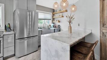 Refrigerador, microondas, horno, placa de cocina