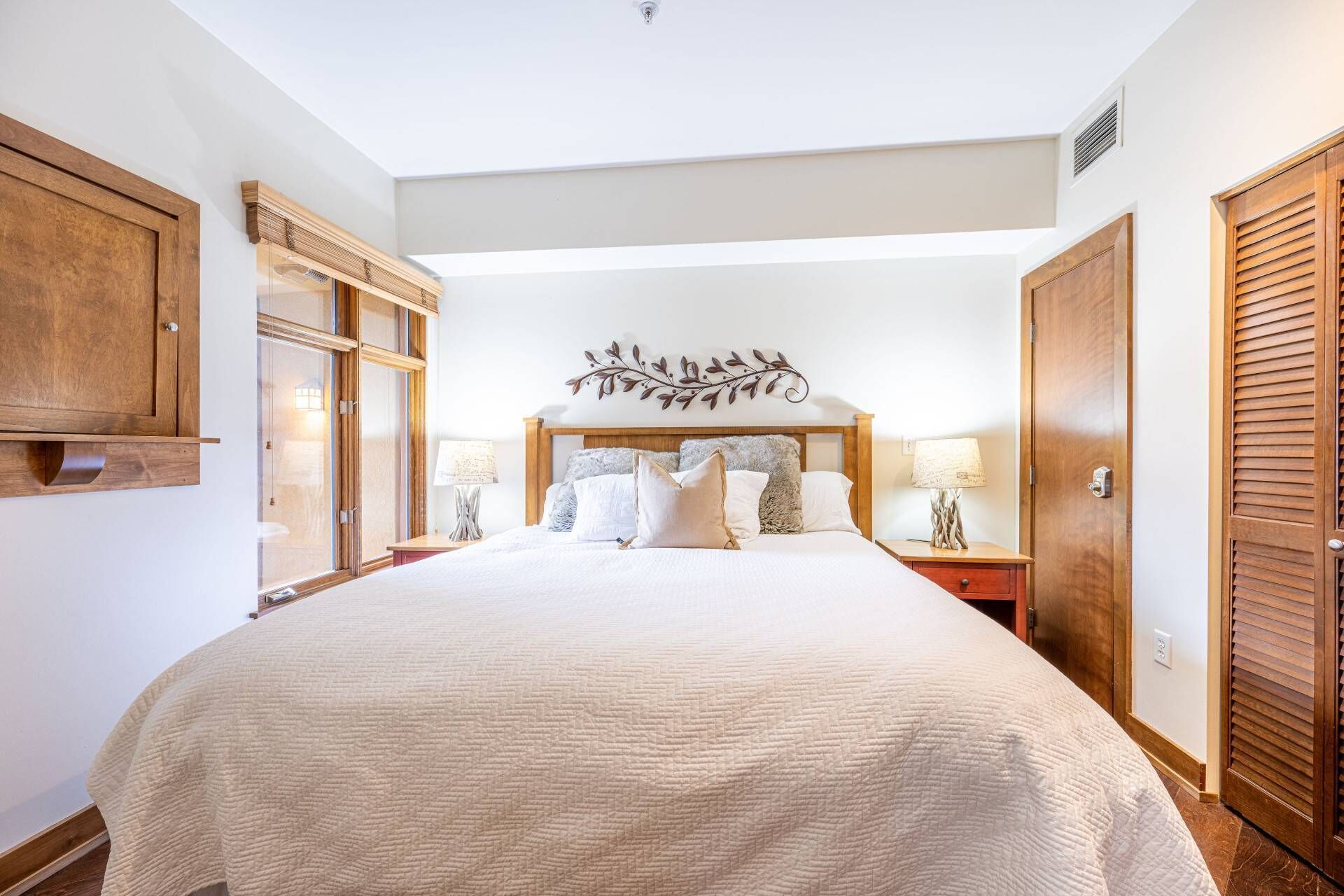 *FREE SKI RENTAL* Ski-In / Ski-Out Canyons Resort! Updated @ Sundial w Hot Tub, Free On-Call Shuttle