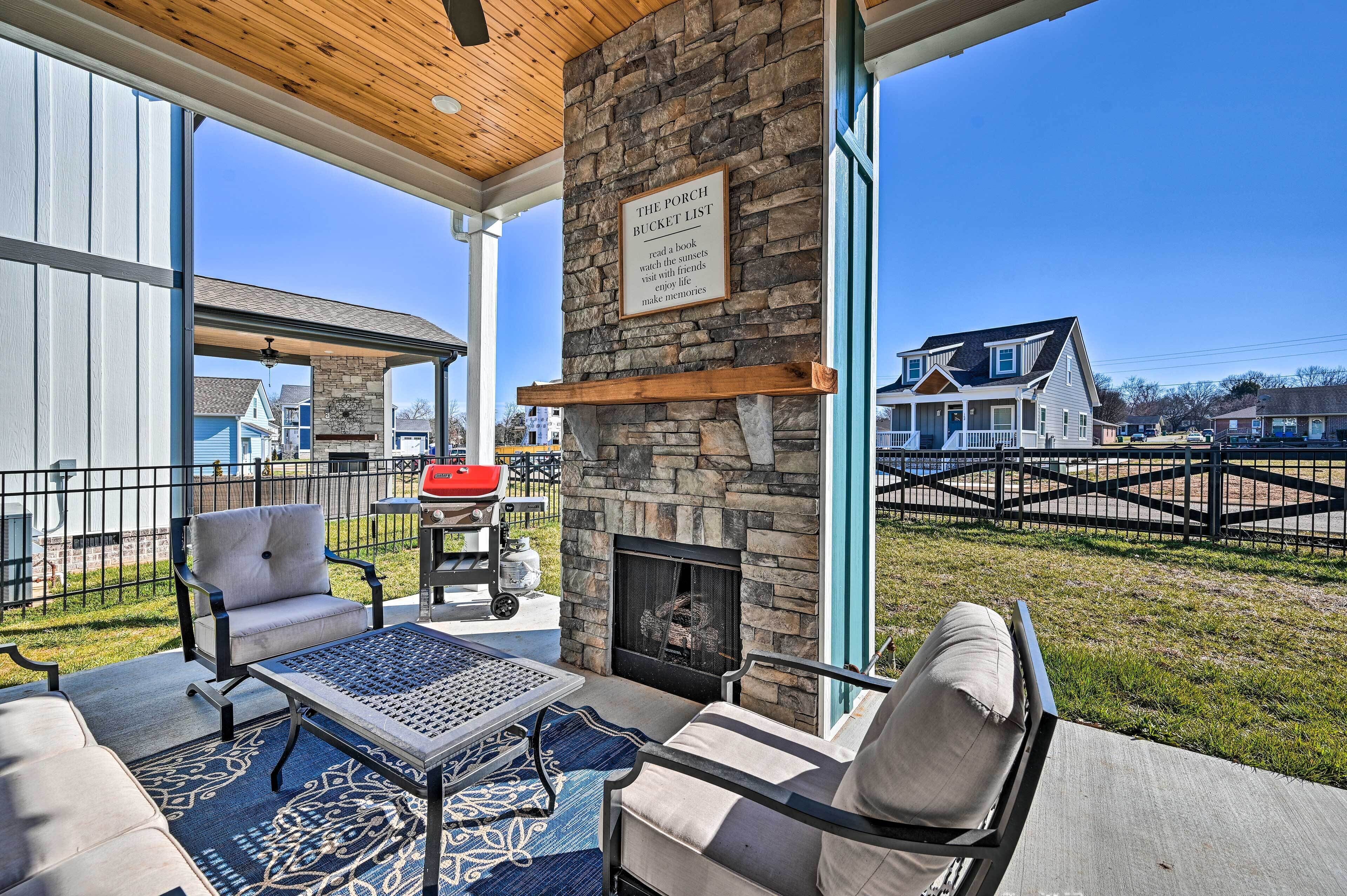 Vibrant Family House: Steps to Tims Ford Lake