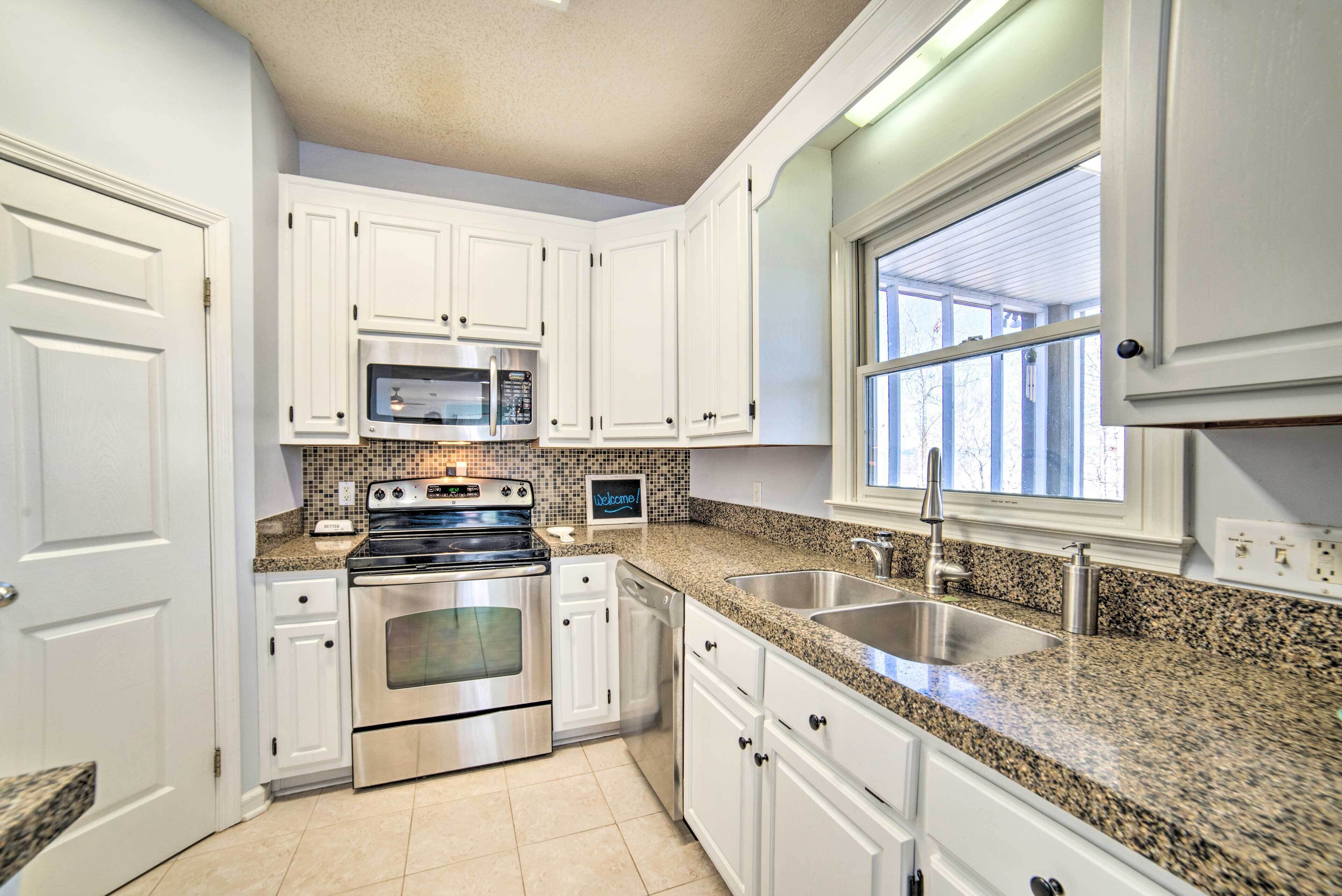 Waterfront Haven on Lake Tuscaloosa w/ Deck!