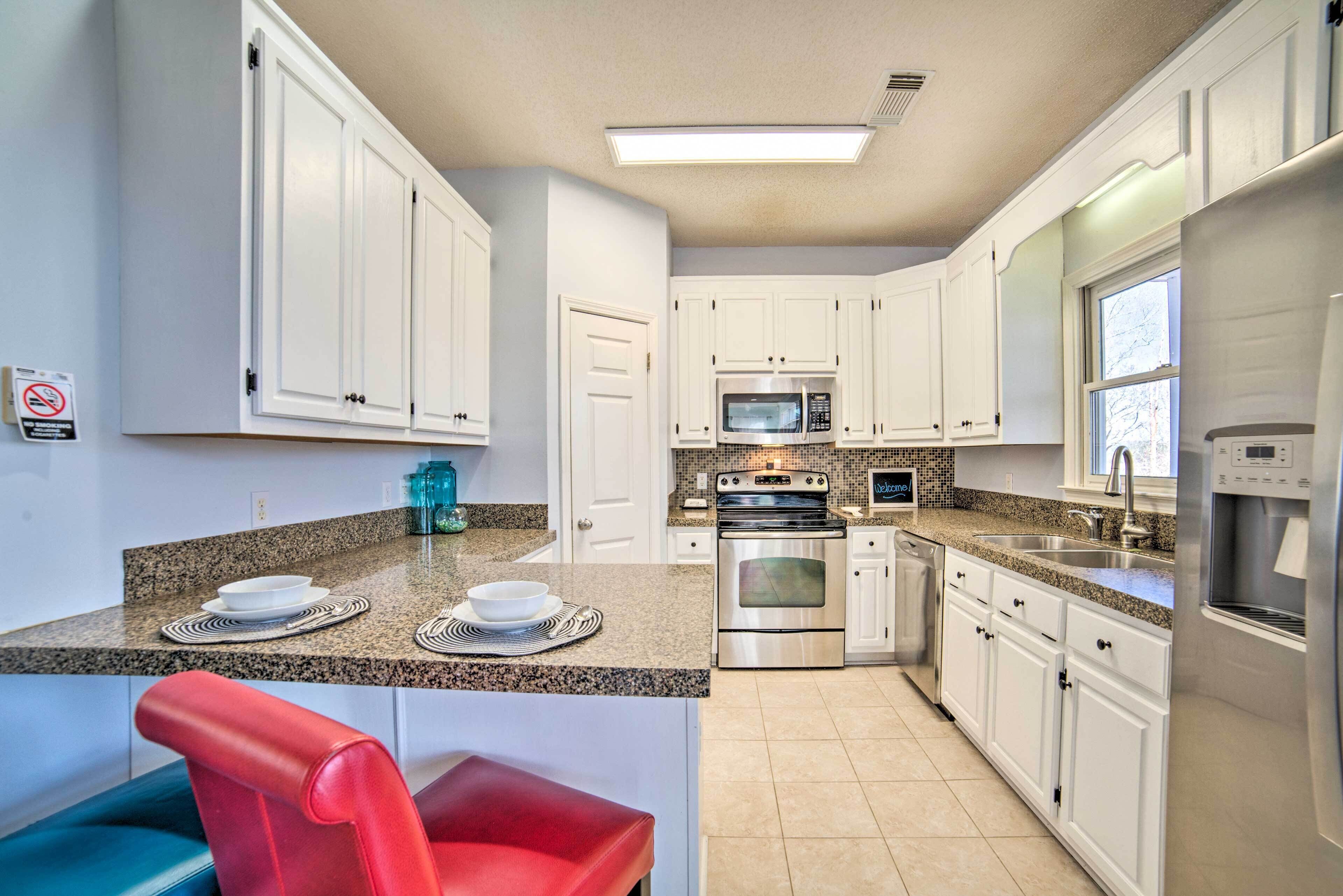 Waterfront Haven on Lake Tuscaloosa w/ Deck!