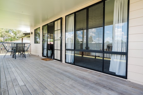 Outdoor dining. Cozy 2 bedroom cottage in the heart of beautiful Leyburn!