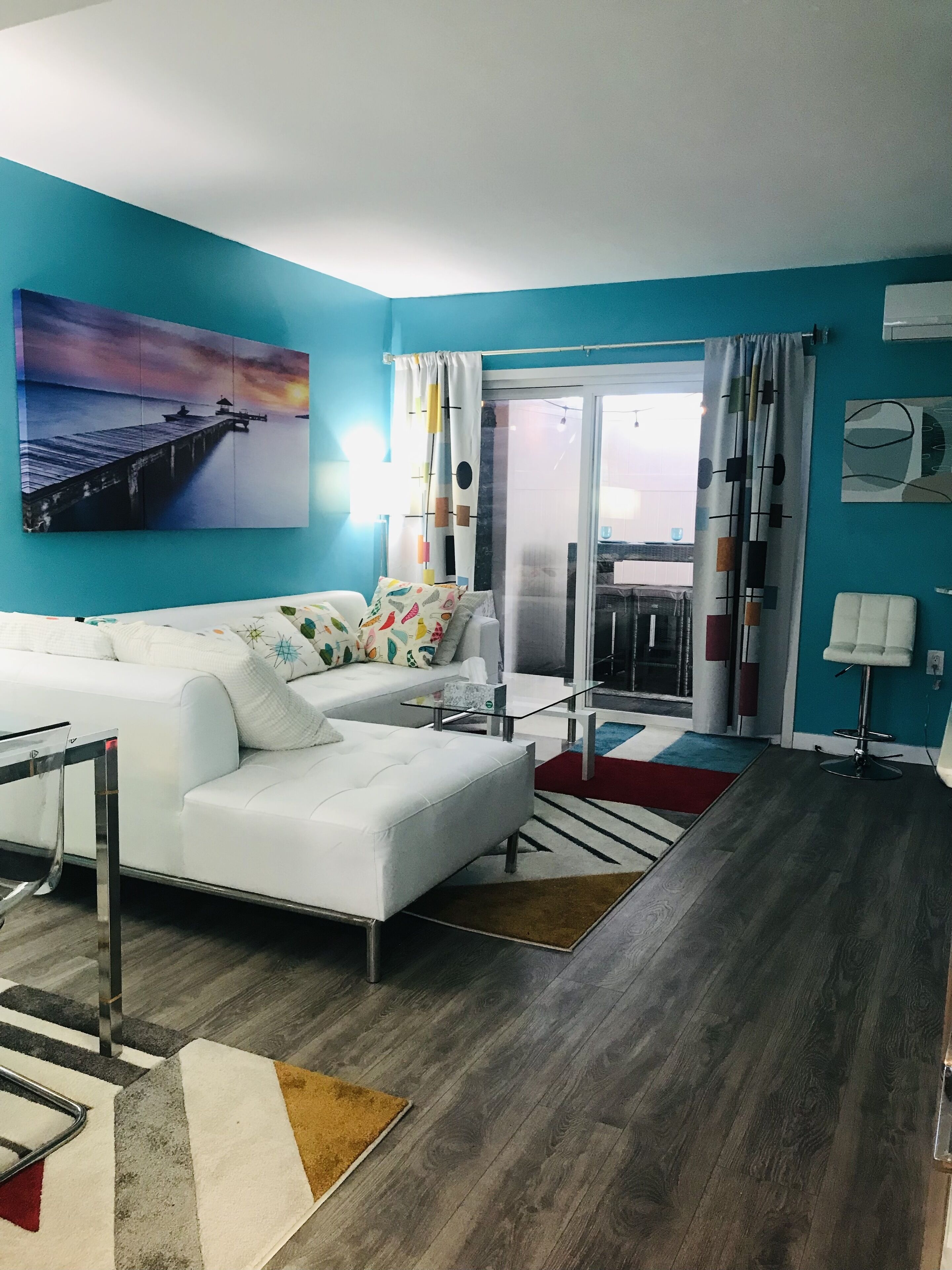 Luxury Chic Family Getaway w/hot-tub and PVT patio 