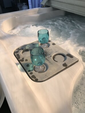 Duschwanne, Haartrockner, Handtücher, Seife