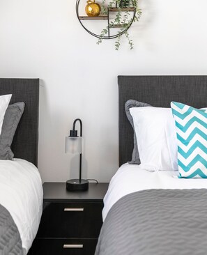 3 bedrooms, iron/ironing board, travel cot, free WiFi - Spacious 3 bedroom maisonette property with pool table. (Coatbridge)