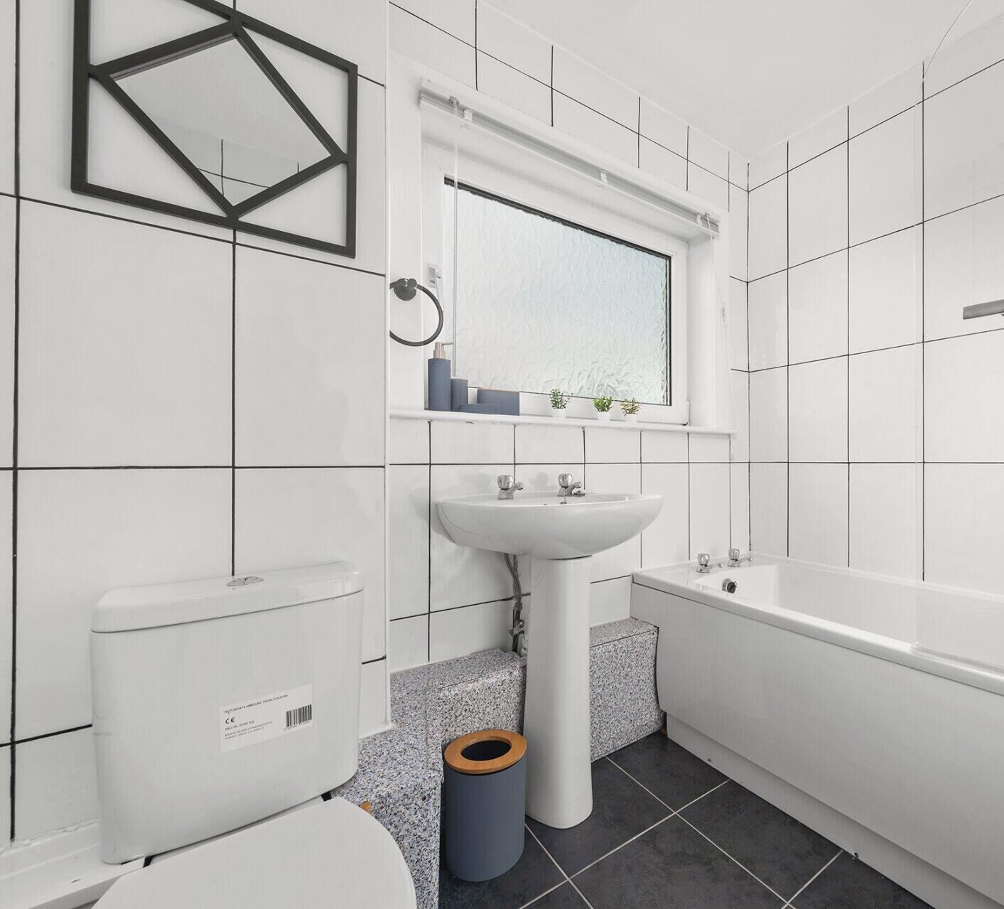 Combined shower/bathtub, hair dryer, towels