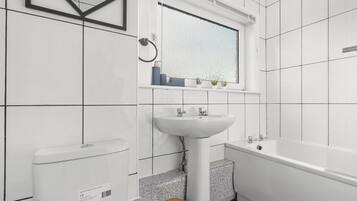 Combined shower/bathtub, hair dryer, towels