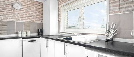 ثلاجة، ميكروويف، فرن، غسالة أطباق