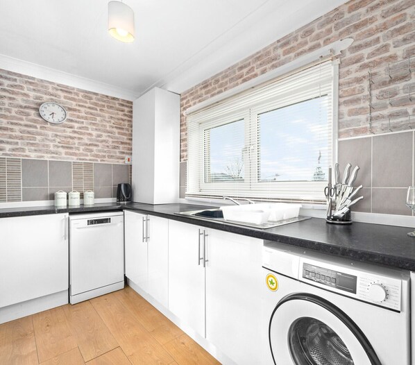 Fridge, microwave, oven, dishwasher - Spacious 3 bedroom maisonette property with pool table. (Coatbridge)