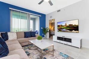 Fernseher, DVD-Player, Bücher, Stereoanlage