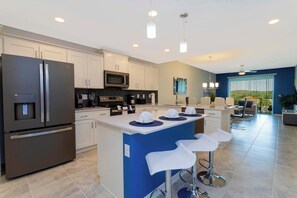 Frigorifero, microonde, forno, piano cottura