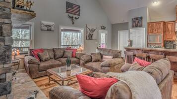 Cabin, 4 Bedrooms | Living room