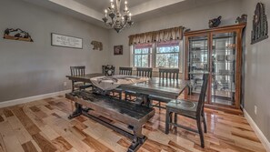 Cabin, 4 Bedrooms | Dining