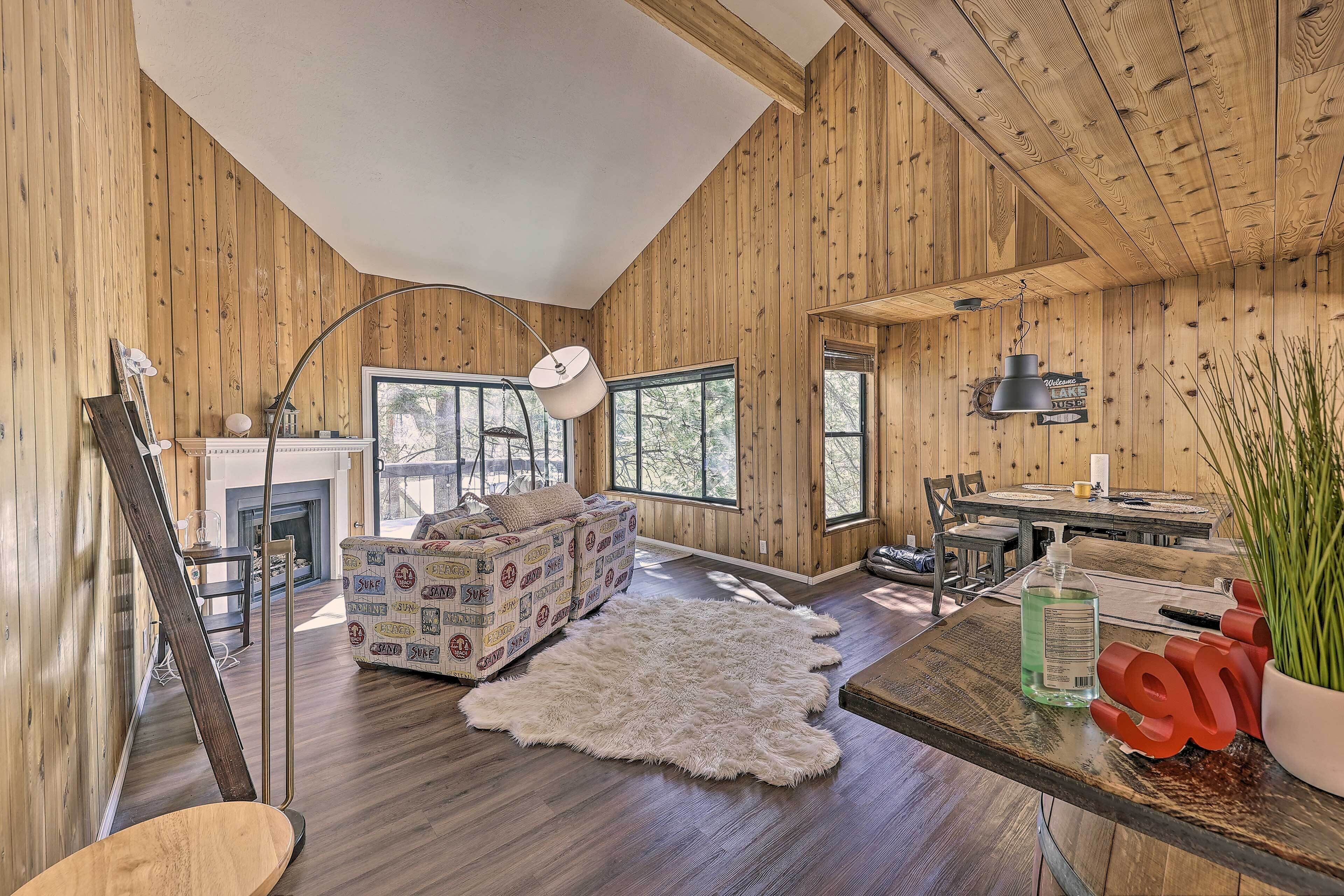 Cozy Lake Arrowhead Condo ~ 3 Mi to Village!