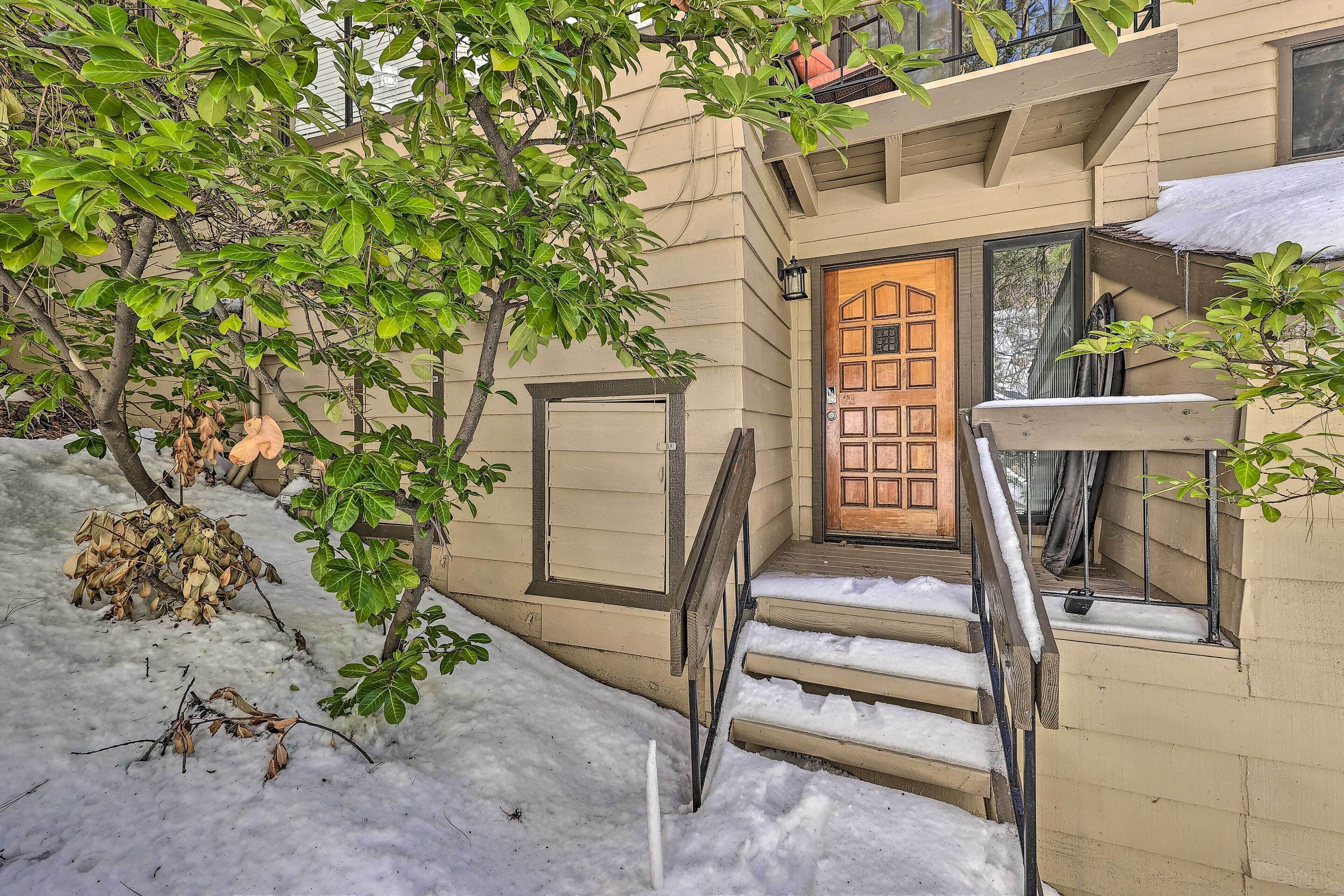 Cozy Lake Arrowhead Condo ~ 3 Mi to Village!