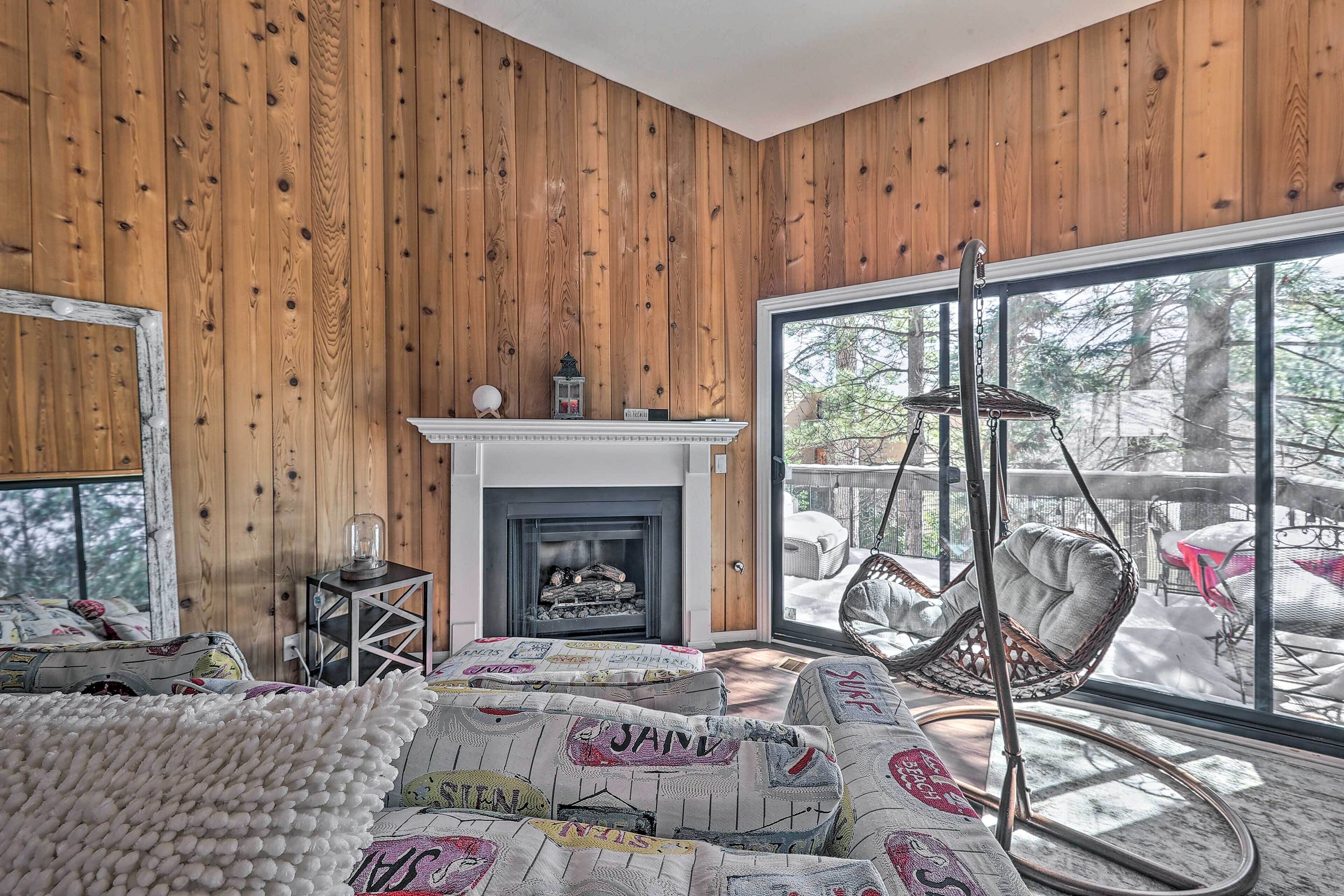 Cozy Lake Arrowhead Condo ~ 3 Mi to Village!