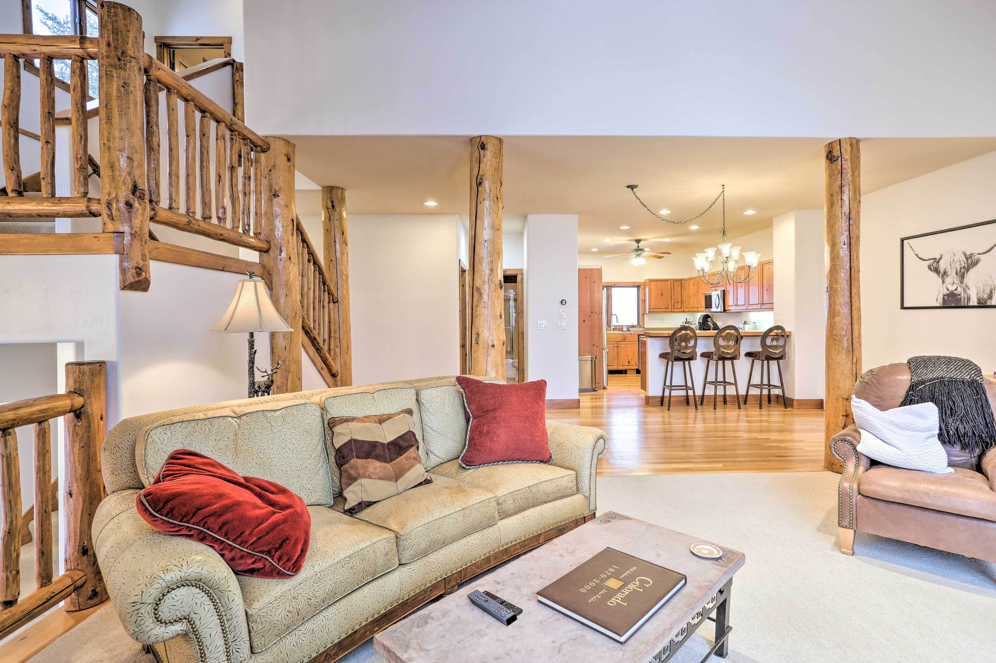 House w/ Hot Tub & AC - Shuttle to Skiing!