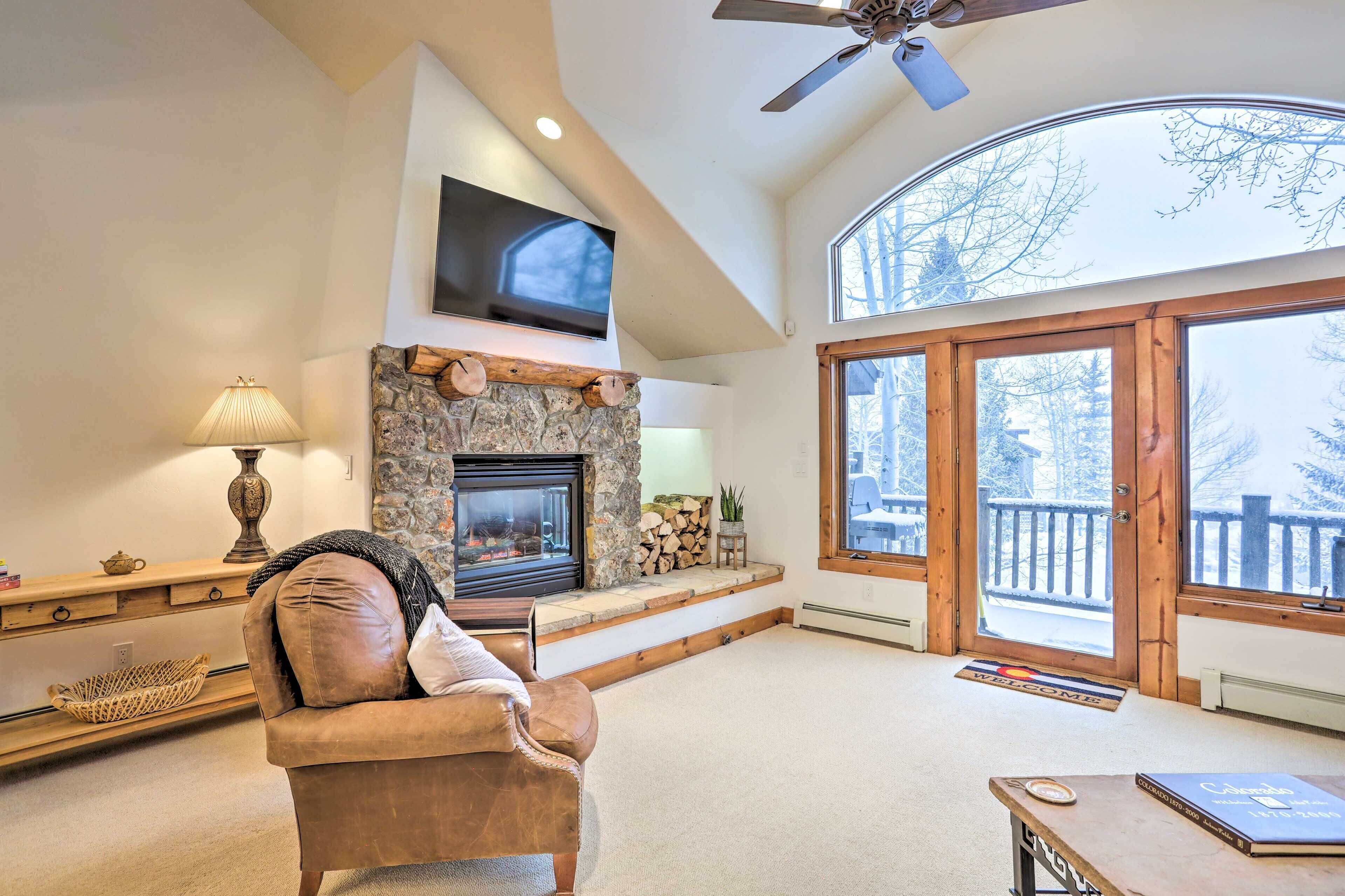 House w/ Hot Tub & AC - Shuttle to Skiing!