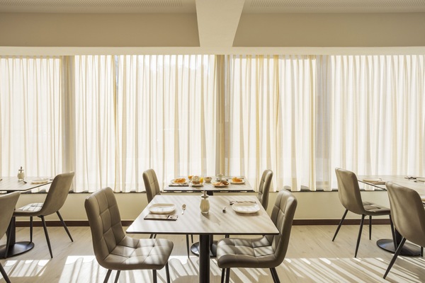 Petit déjeuner buffet (15 CHF par personne)