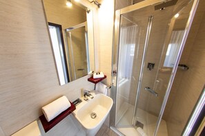 Shower, rainfall showerhead, free toiletries, hair dryer - Hotel Rotonda (Gordola)