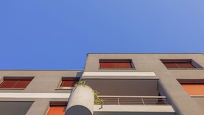 Un edificio moderno con múltiples ventanas y balcones.