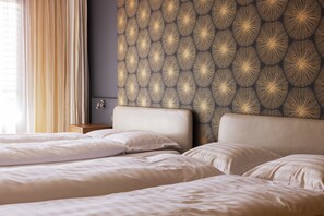 Familie vierpersoonskamer | Donsdekens, een minibar, een bureau, een laptopwerkplek