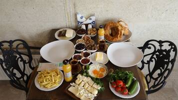 Petit déjeuner composé de spécialités régionales compris tous les jours