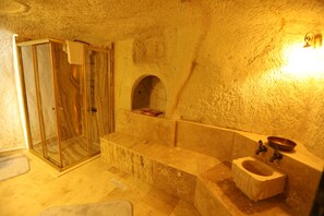 Superior Double Room | Bathroom | Free toiletries, hair dryer, slippers, towels - Hancı Cave Hotel (Ürgüp)