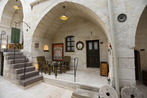 Economy-Doppelzimmer, 1 Schlafzimmer, Nichtraucher, zum Innenhof hin | Terrasse/Patio