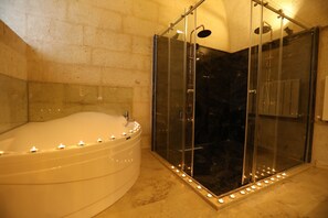 Deluxe Double Room, Mountain View | Bathroom | Free toiletries, hair dryer, slippers, towels - Hancı Cave Hotel (Ürgüp)