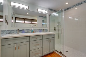 Free toiletries, hair dryer, towels - Kailua-Kona Condo w/ Resort Amenities Access! (Kailua-Kona)