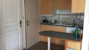 Een koelkast, een microgolfoven, een kookplaat