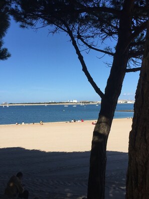 A beach with a clear sky, a sandy shore, and a few people. - Quiet apartment in the heart of La Rochelle, 5 minutes from the beach (La Rochelle)