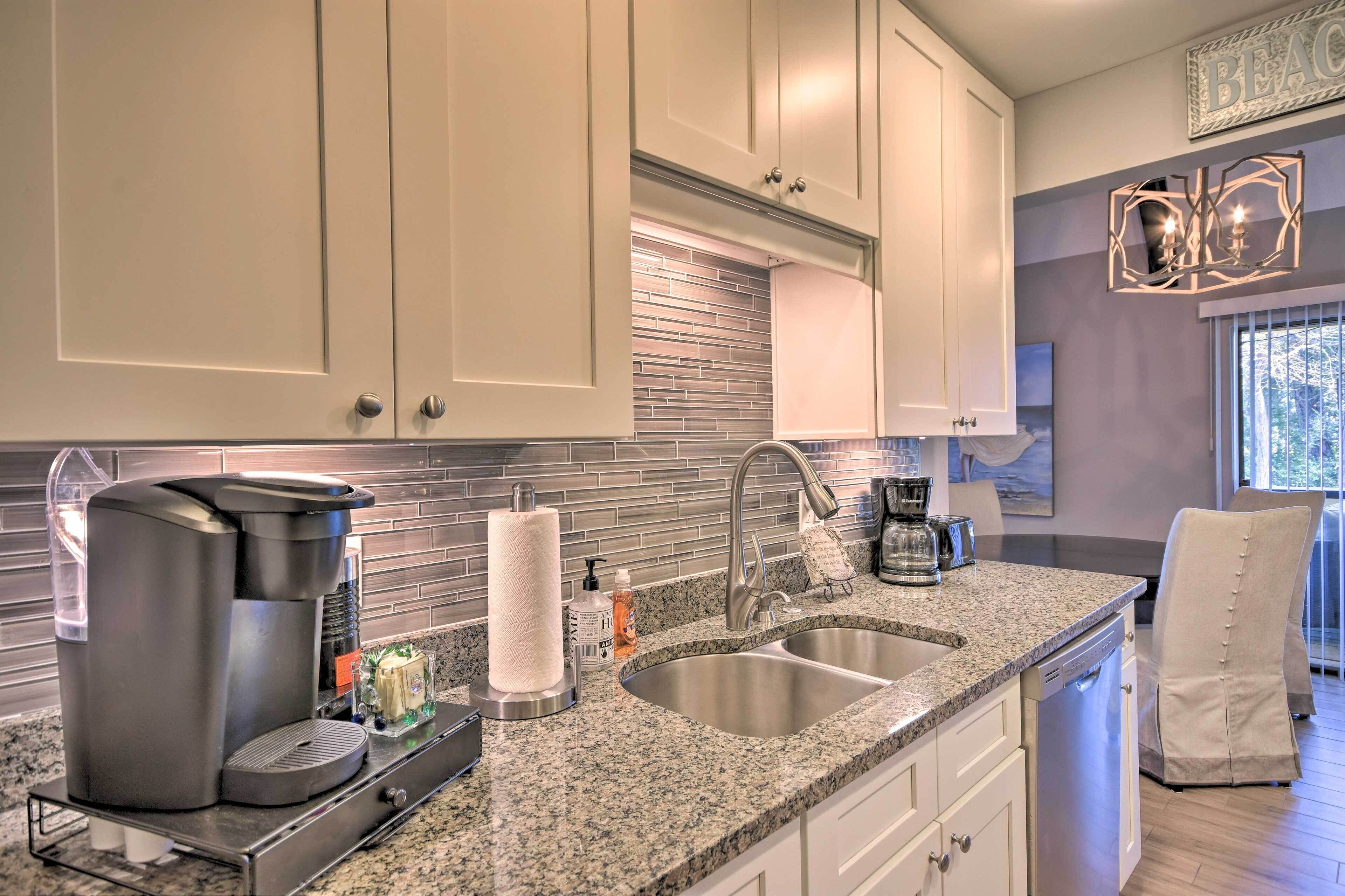 Resort Condo: Golf & Pond View, Walk to Beach