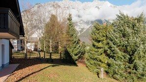 A mountain landscape with snow-capped peaks and a clear sky. - Holiday Home in Groebming near Ski Slopes (Gröbming)