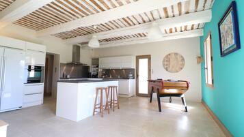 Een koelkast, een microgolfoven, een oven, een kookplaat