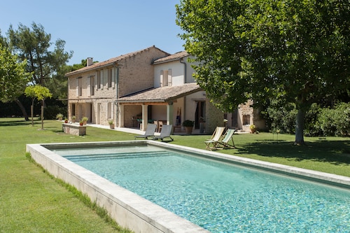 Spacious and quiet farmhouse in Isle sur la Sorgue