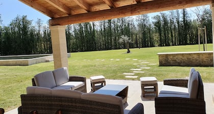 Spacious and quiet farmhouse in Isle sur la Sorgue