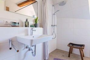 Dusche, Haartrockner, Handtücher