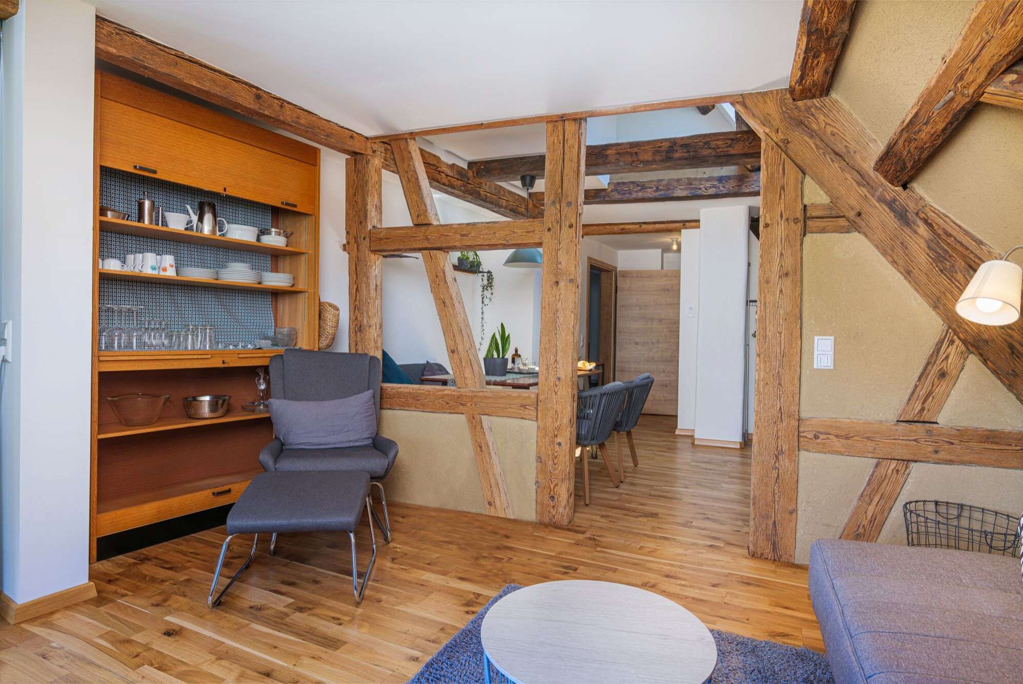 TV connectée, cheminée, lecteur de DVD, livres