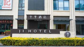 A hotel sign with 'JI HOTEL' prominently displayed.