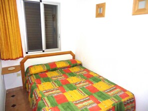 1 bedroom, bed sheets
