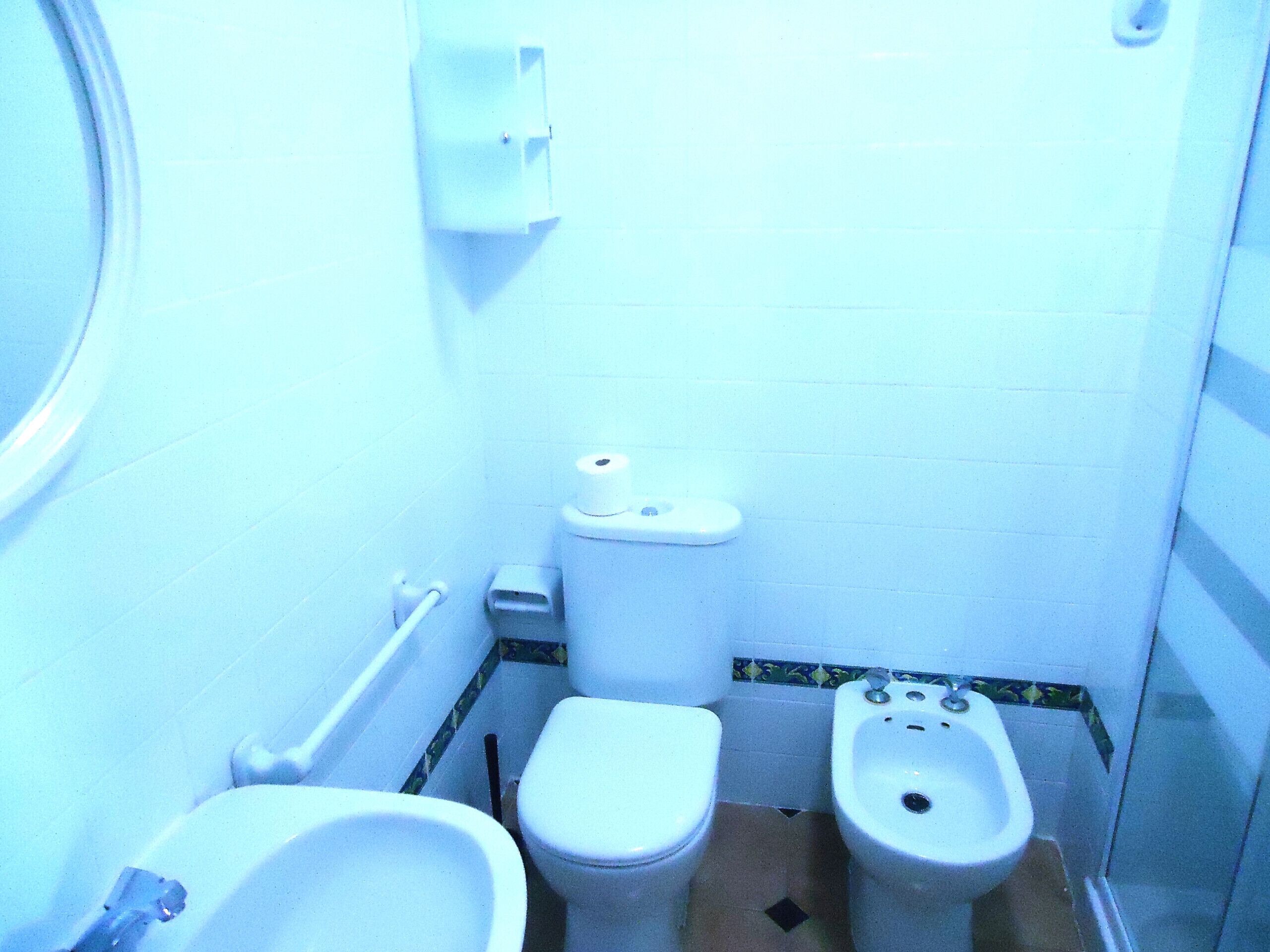 Un baño pequeño con inodoro, lavabo y bidé.